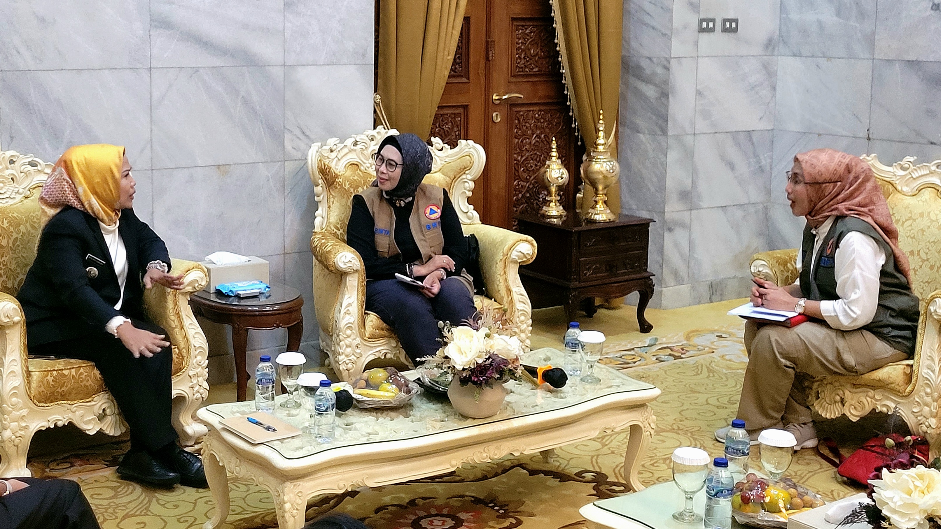 Deputi Bidang Pencegahan BNPB, Prasinta Dewi (tengah) beserta Koordinator SPDBBM Kabupaten Serang Rucky Nurul Wursanty Dewi (kanan), beserta tim disambut oleh Bupati Serang Hj. Ratu Tatu Chasanah (kiri), di Pendopo Kabupaten Serang pada Kamis (25/5). 